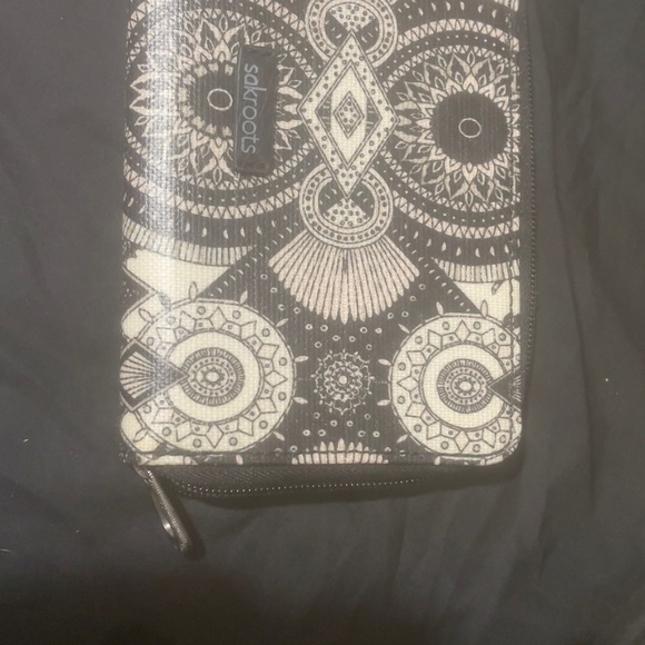 Black and white sakroots wallet - Picture 6 of 6